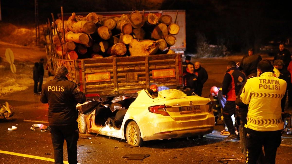 Kastamonu'da t�ra �arpan otomobildeki 1 ki�i �ld�, 2 ki�i yaraland�