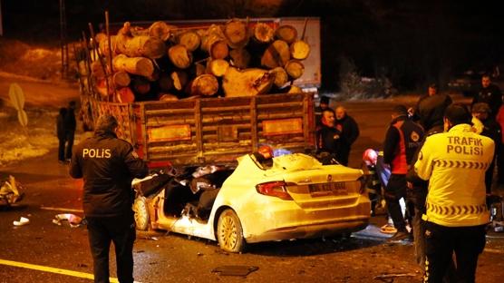 Kastamonu'da t�ra �arpan otomobildeki 1 ki�i �ld�, 2 ki�i yaraland�