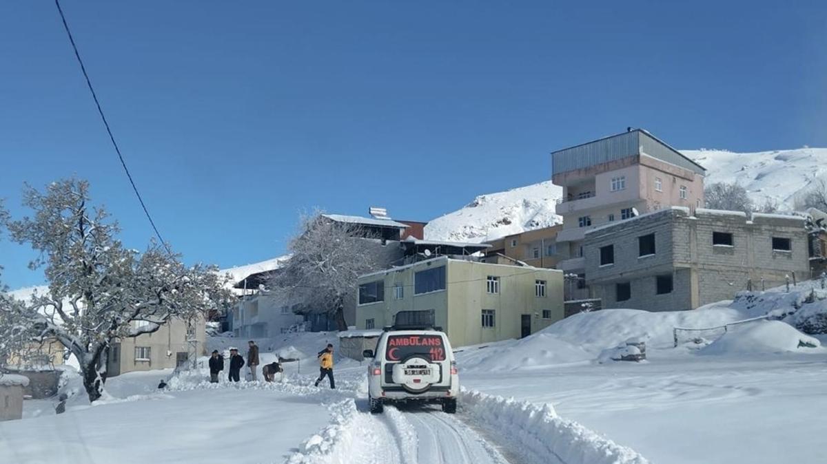 K�y yolu kapand�! Hastan�n imdad�na ekipler yeti�ti