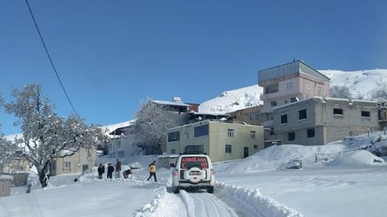 K�y yolu kapand�! Hastan�n imdad�na ekipler yeti�ti