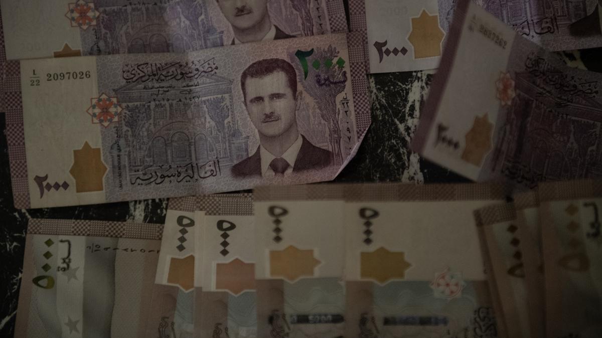 Suriye'de para birimi de�i�iyor... Yeni banknotlar tedav�le girdi