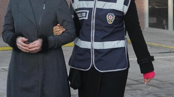 Ba��na ald��� darbeyle can vermi�ti: Ya�l� kad�n�n k�z� tutukland�