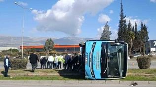 Hafif ticari araç çarptı, otobüs devrildi: 4'ü ağır 13 yaralı