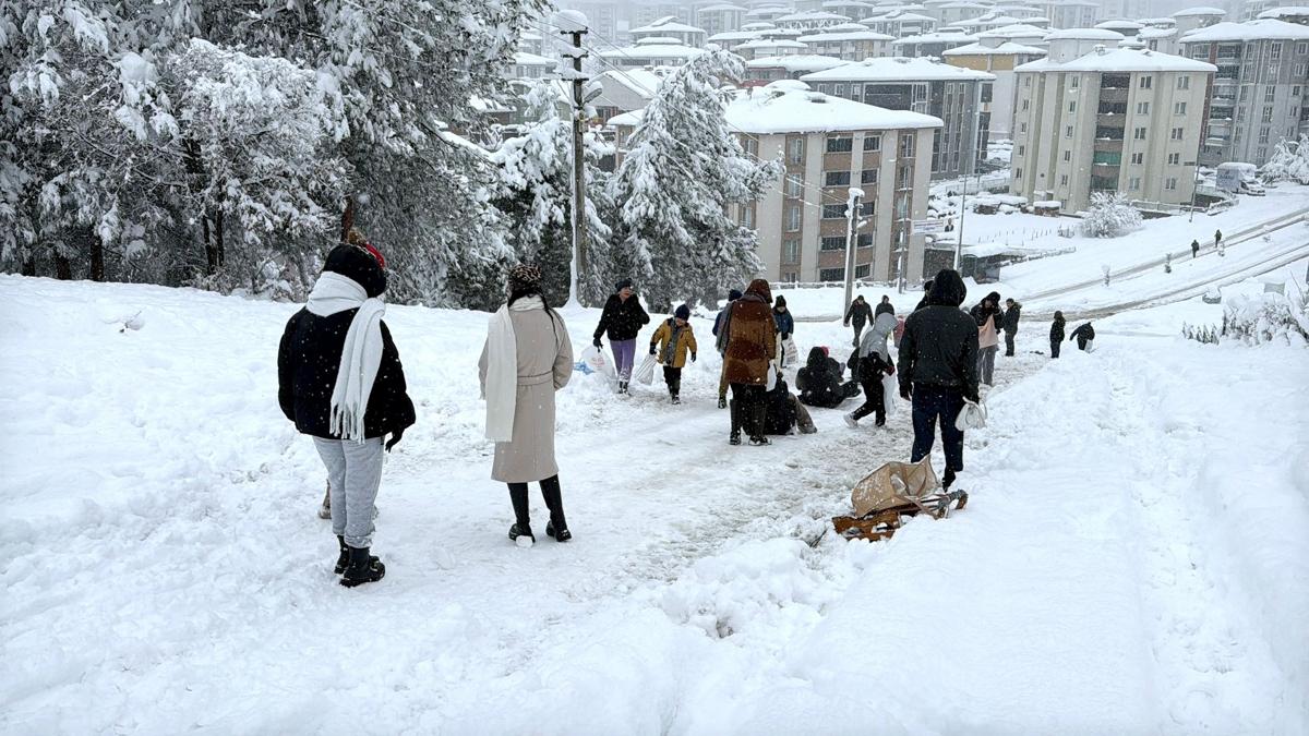 Karab�k'te e�itime kar engeli: Okullar tatil edildi