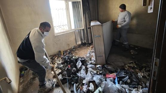 Kepez'de çöp ev vakası: Kamyon dolusu atık çıkarıldı