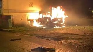 Minib�s seyir halindeyken alev ald�! Deh�et anlar�n�n g�r�nt�s� ortaya ��kt�