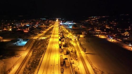 D-100 karayolu ula��ma kapand�! Ara�lar mahsur kald�