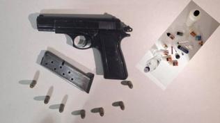 E�ini darbeden zanl�n�n evinden silah ve ka�ak malzeme ��kt�