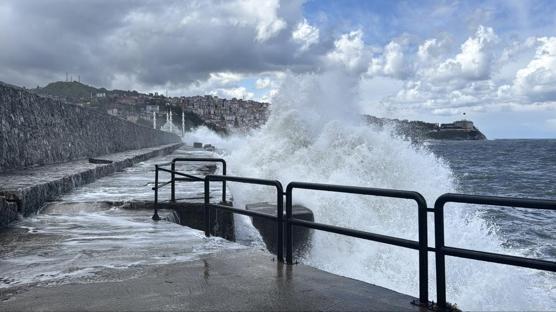 Karadeniz'de dev dalgalar sahilde hasara yol a�t�