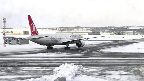Yo�un kar hava trafi�ini de vurdu... 61 u�u� iptal edildi