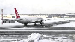 Yo�un kar hava trafi�ini de vurdu... 61 u�u� iptal edildi