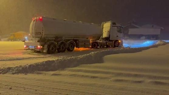 Bolu Da��'nda D-100 kara yolunun �stanbul y�n� a��r tonajl� ara� trafi�ine kapat�ld�