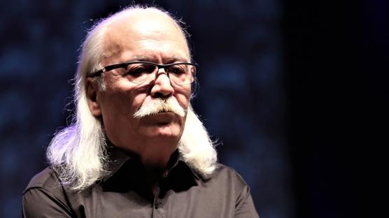 Direksiyon hakimiyetini kaybetti! Cahit Berkay arac�yla restorana dald�