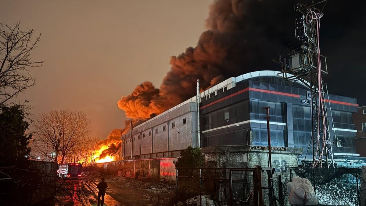 Esenyurt'ta fabrika yang�n�... �ok say�da ekip sevk edildi