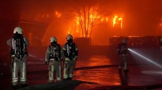 �stanbul'da 6 saattir s�ren yang�n