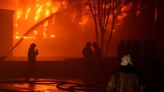 �stanbul'da saatlerdir s�ren yang�n