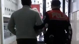 �zmir'de 94 adrese e� zamanl� operasyon: 143 ��pheli yakaland�