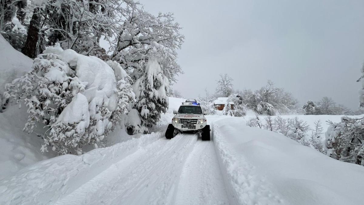 Kar yollar� kapatt�, paletli ambulans hastan�n imdad�na yeti�ti