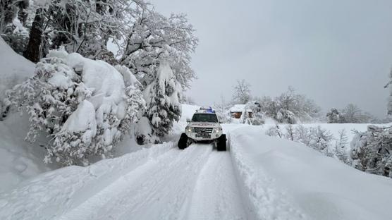 Kar yollar� kapatt�, paletli ambulans hastan�n imdad�na yeti�ti