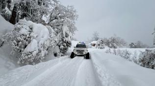 Kar yollar� kapatt�, paletli ambulans hastan�n imdad�na yeti�ti