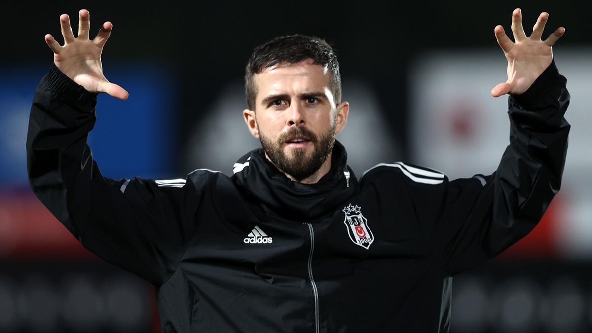 Miralem Pjanic futbolu b�rakt���n� a��klad�