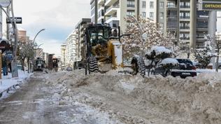 Yo�un kar ula��m� fel� etti! 158 yerle�im yolu kapand�