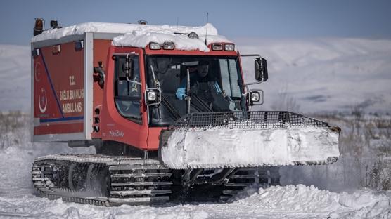 Ayağı kırılan çocuğun imdadına paletli ambulans yetişti