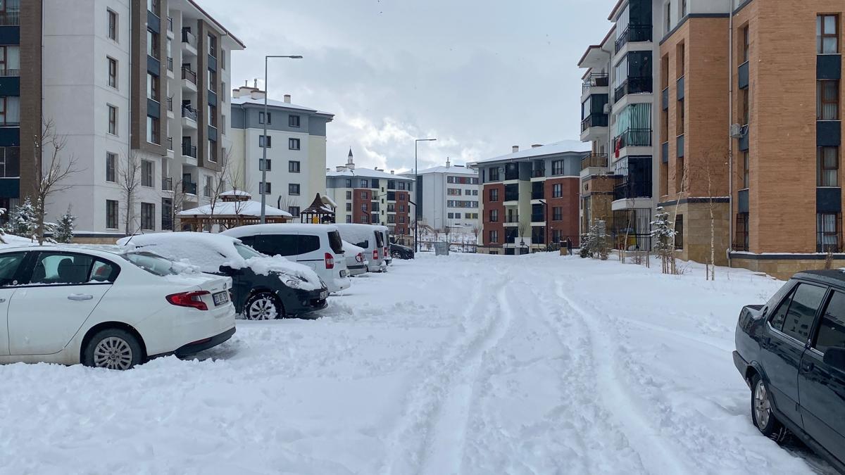 Elaz��'da e�itime kar engeli: Okullar tatil edildi