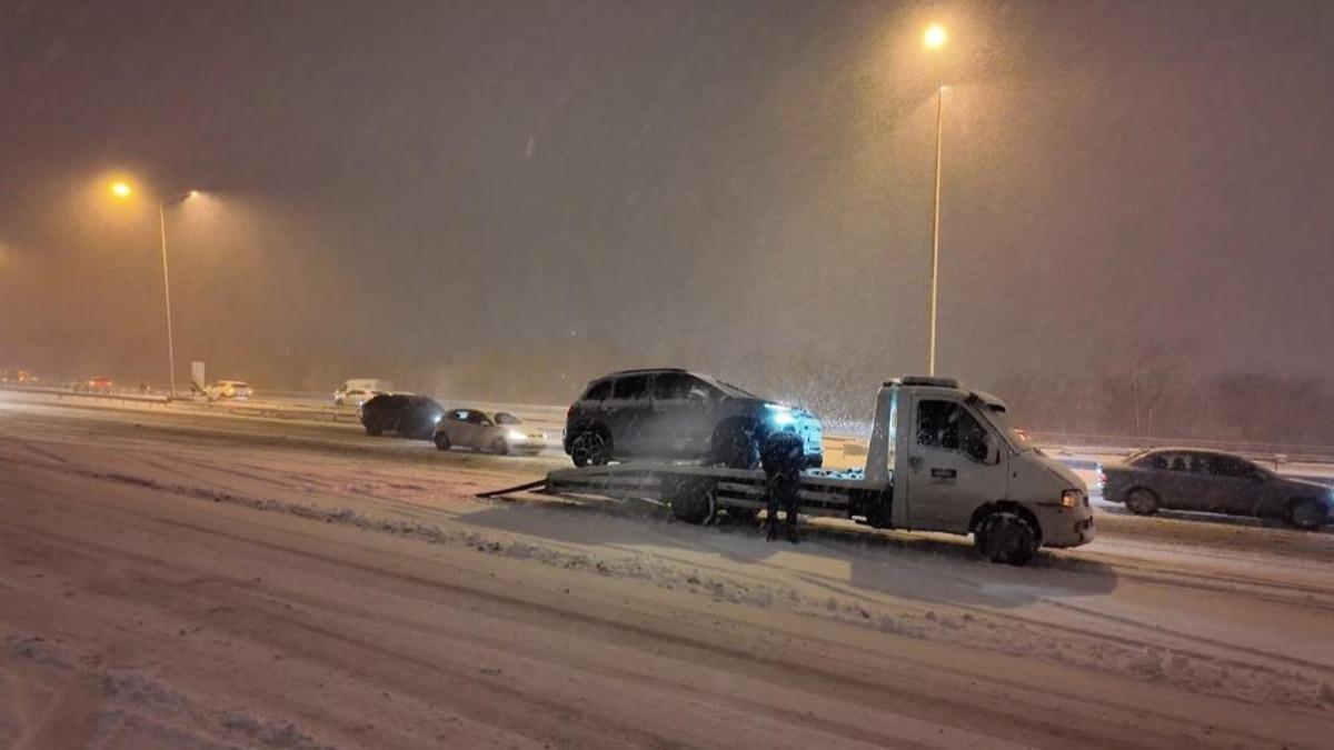 �BB'nin kar fiyaskosu! Yollar kilitlendi, ekipler izledi