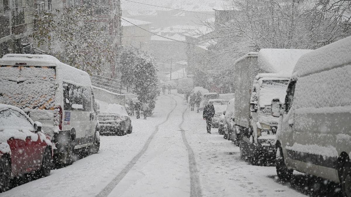 İstanbul'da kar etkisini artırıyor! Sürücüler araçlarını durdurdu