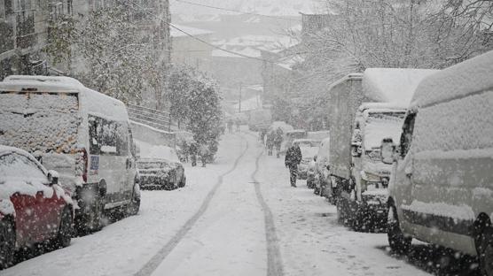 �stanbul'da kar etkisini art�r�yor! S�r�c�ler ara�lar�n� durdurdu