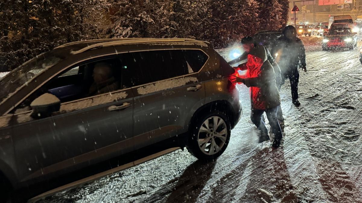 İstanbul'da kar yağışı hayatı olumsuz etkiledi