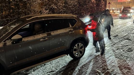 �stanbul'da kar ya���� hayat� olumsuz etkiledi