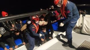 İzmir açıklarında 74 göçmen yakalandı