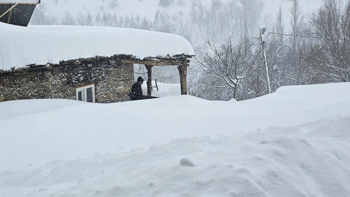 Kar hayat� durdurdu: 1743 yerle�im yerine ula��m yok
