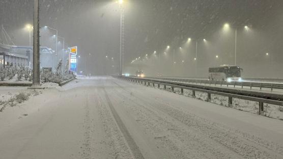 Kar ya���� ba�lad�... �stanbul beyaza b�r�nd�