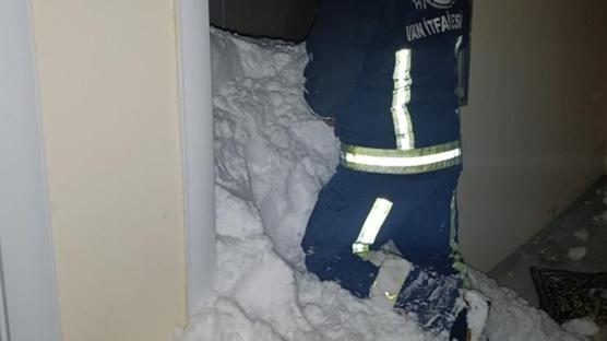 Van'da ��� felaketi! 1 ki�i kay�p, 22 ev bo�alt�ld�