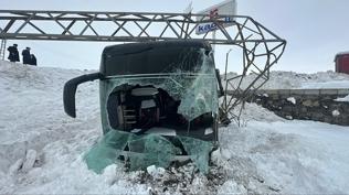 Yolcu otobüsü yoldan çıktı: 11 yaralı