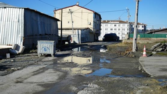 Altyap� �al��malar�n� ellerine y�zlerine bula�t�rd�lar