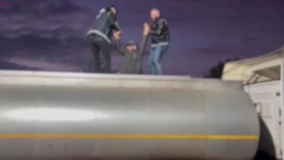 At�k tankerinin i�inden ��kt�lar