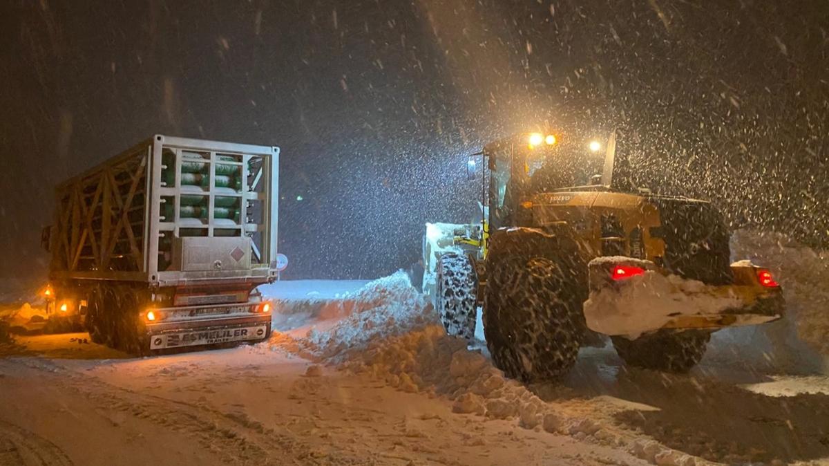 Bitlis'te kar esareti... Da�da mahsur kalan tanker kurtar�ld�