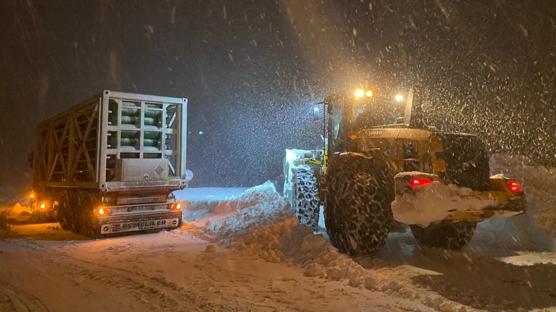 Bitlis'te kar esareti... Da�da mahsur kalan tanker kurtar�ld�