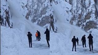 Çukurca yoluna çığ düştü