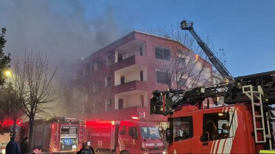 Küçükçekmece'de 3 katlı binada yangın paniği: Çok sayıda ekip sevk edildi