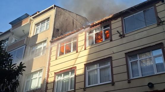Küçükçekmece'de yangın paniği: Çatı katı alevlere teslim oldu
