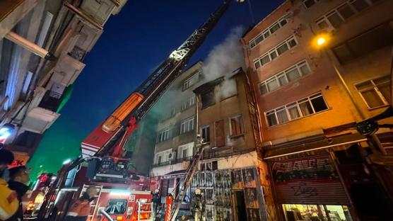 Metruk binada korkutan yang�n: Bir ki�i yaraland�