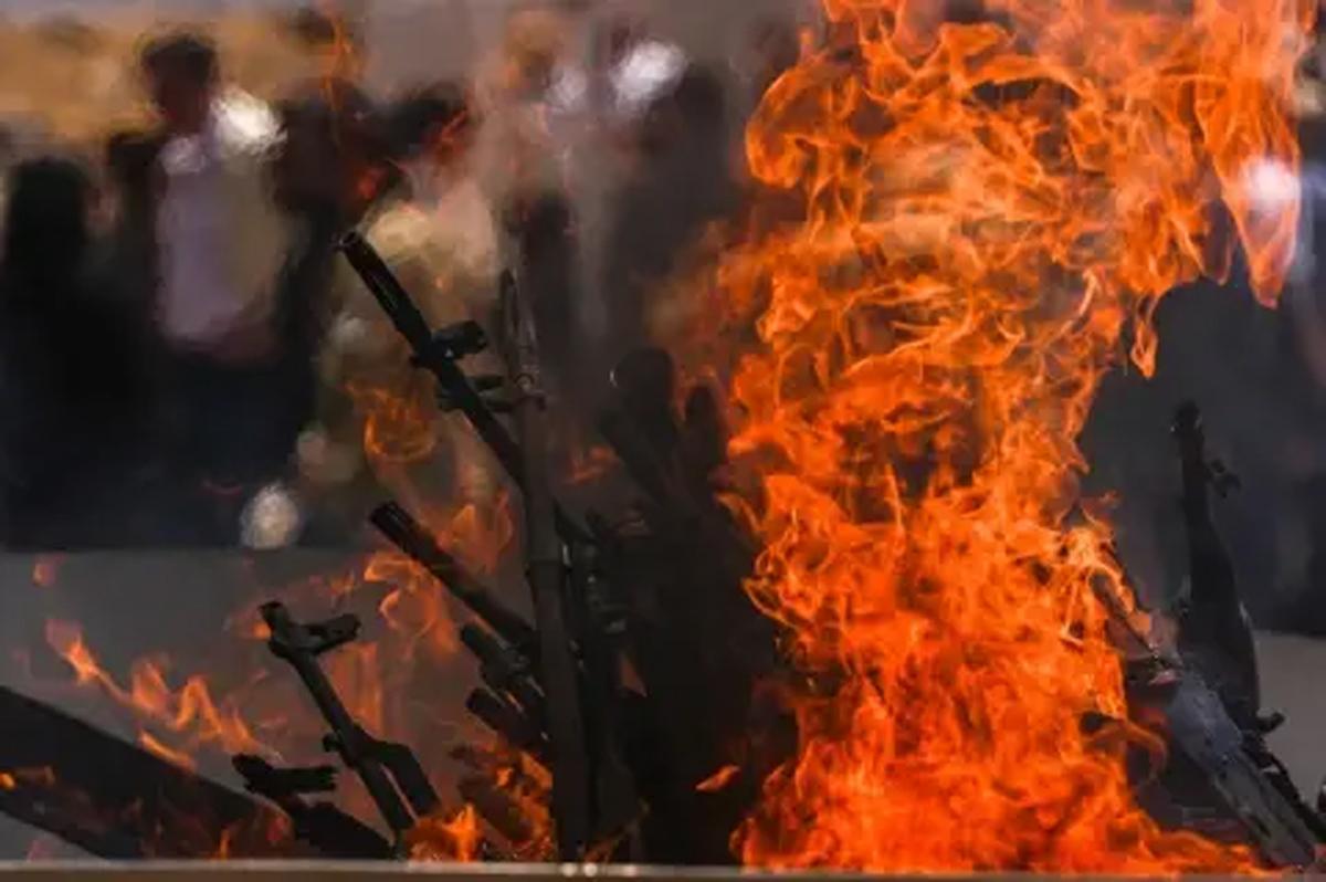 Silahlar susarken öfkeyi canlı tutmak
