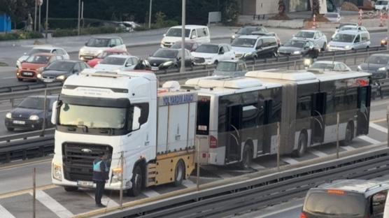 Metrob�s�n motoru yand�: Yolcular tahliye edildi