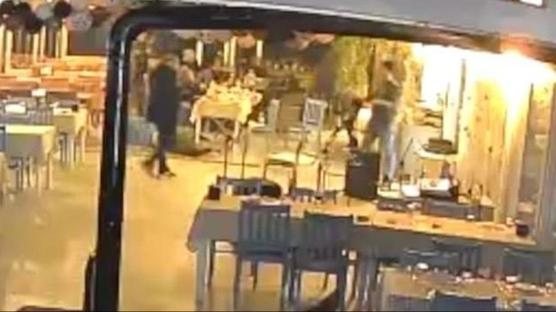 Alkol u�runa ortal��� kan g�l�ne �evirdi... T�fe�iyle rasgele ate� a�t�: �l� ve �ok say�da yaral� var