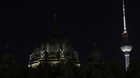 Berlin'de kundaklama ��phesi... 50 bin hane karanl�kta kald�